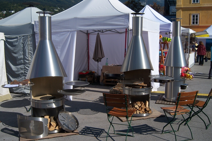 100_1703 small INNSBRUCK MARKET.jpg - 296472 Bytes
